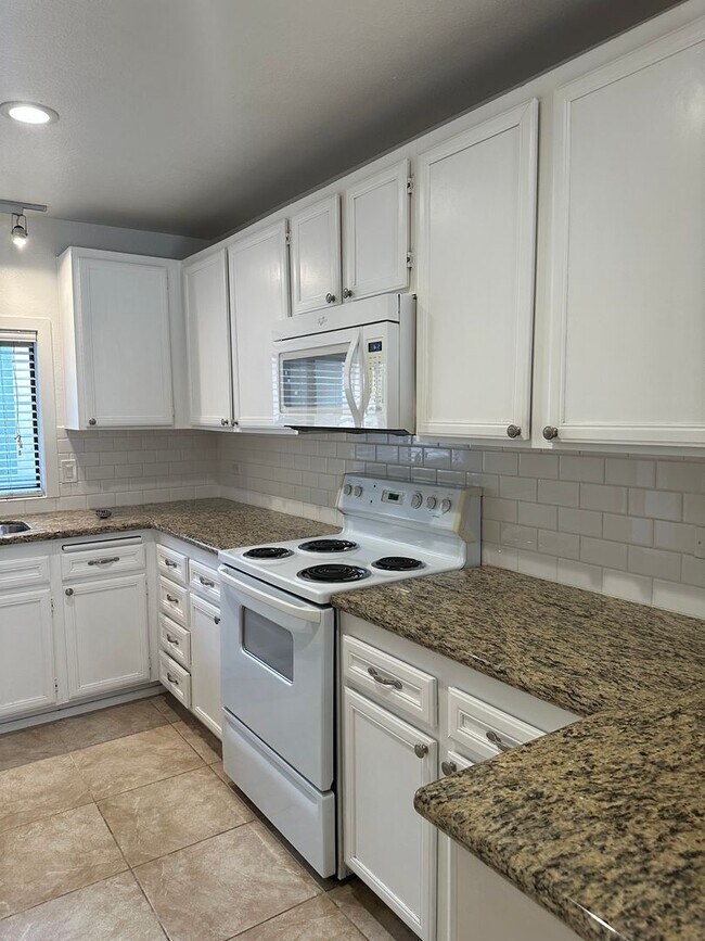 Building Photo - MISSION HILLS-SPACIOUS 2BR /2BA WITH MODER...