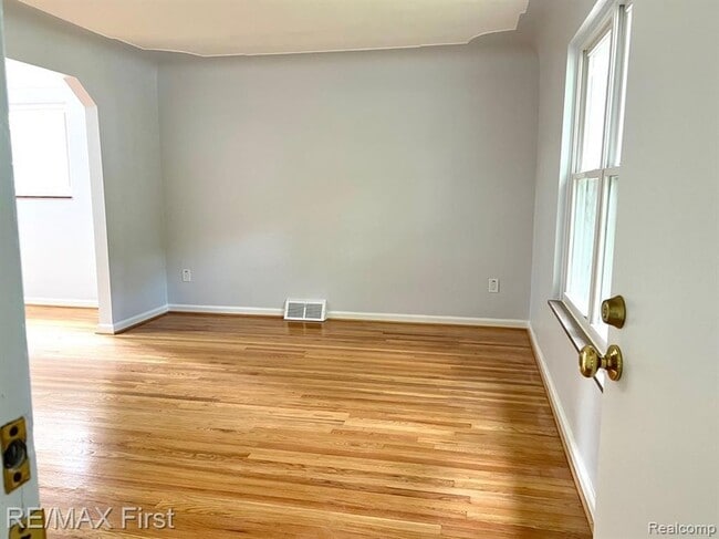 Building Photo - 552 Laprairie St