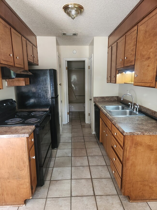 Building Photo - 8190 Stonebrook Dr