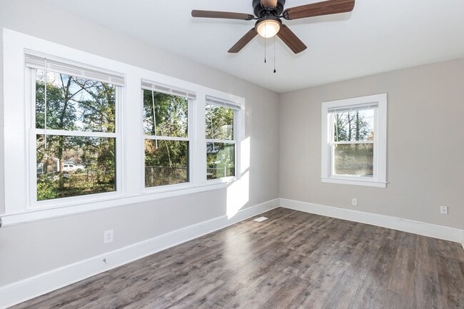 Building Photo - Gorgeous Move-In Ready Home