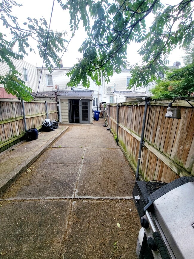 Fenced garden - 3507 Gough St