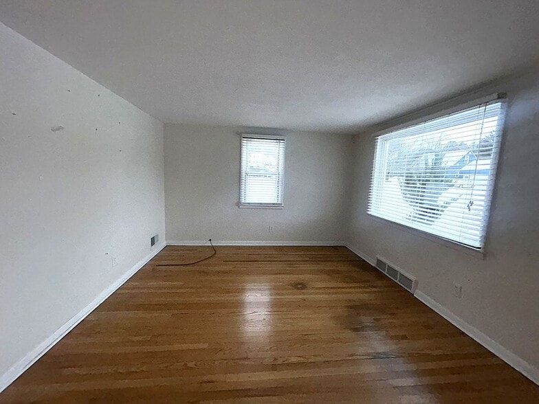 Building Photo - 3 Wills Dr