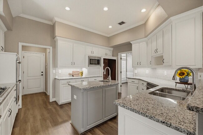 Building Photo - Perfect blend of comfort, style, and convenience.