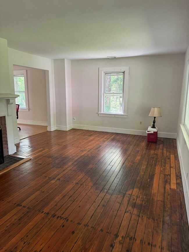 Building Photo - Riverfront home in a quiet spot, 3 acres, ...