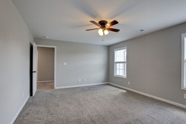 Building Photo - Sharp 4 bedroom HUGE house off exit 1 of I 24