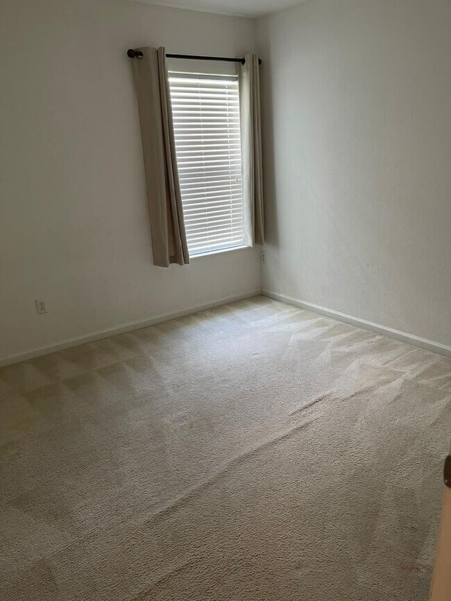 Building Photo - Fabulous 3/2.5 Townhouse located in The Vistas at Stonebridge Commons