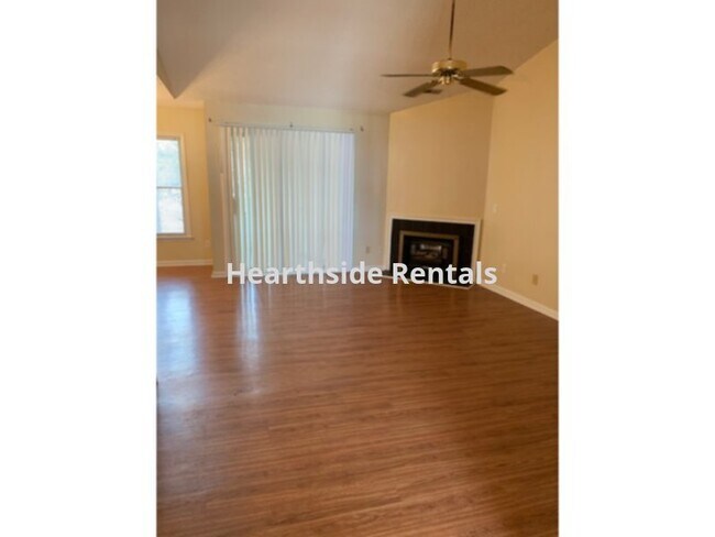 Building Photo - **2 Bedroom 2 Bath Upstairs Condo Centrall...