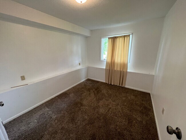 Building Photo - 25% OFF FIRST MONTHS RENT - Beautiful 4 be...