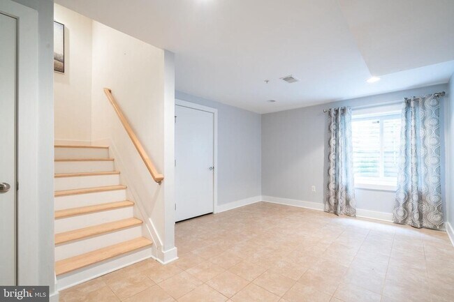 Building Photo - 623 N Bodine St