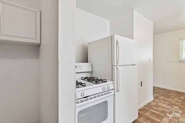 Building Photo - 3 bedroom ranch $1250 - Lease Special