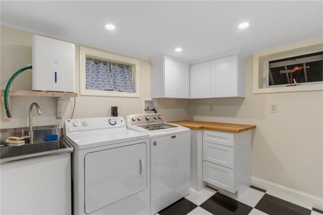 Building Photo - 141 Coggeshall Ave