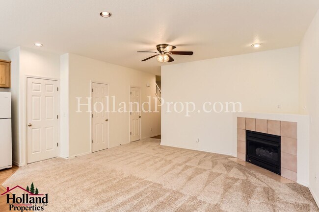 Building Photo - Charming and Comfortable Townhouse in Bethany Area!