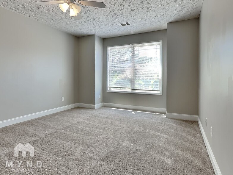 Building Photo - 111 Daisy Cir