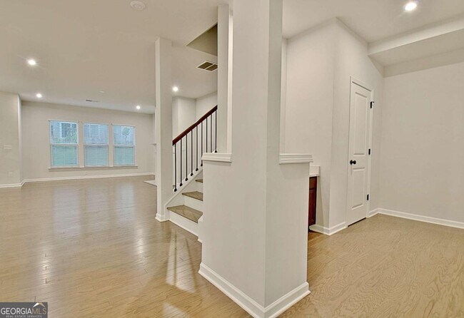 Building Photo - 504 Albertson Ave