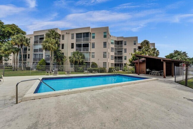 Building Photo - 1911 Sabal Palm Dr