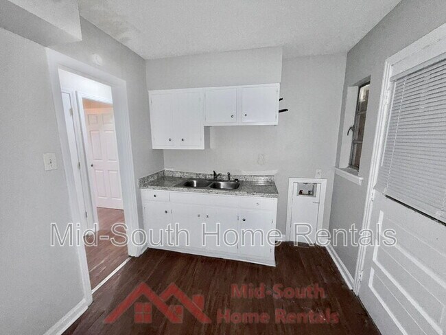 Building Photo - 2050 Sharon Ln