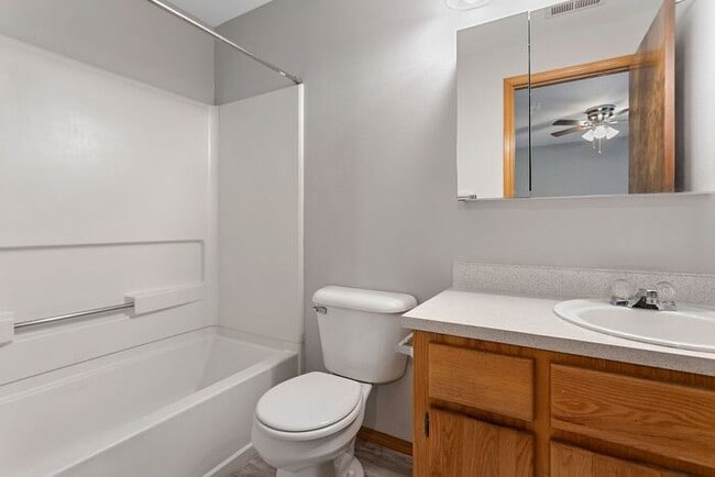 Building Photo - 3 bedroom townhouse with Garage!! Wont las...