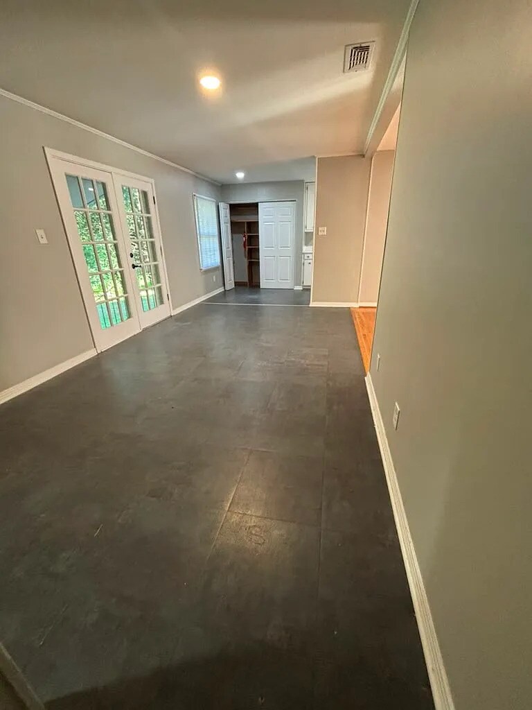 Building Photo - 320 Vanderbilt Dr