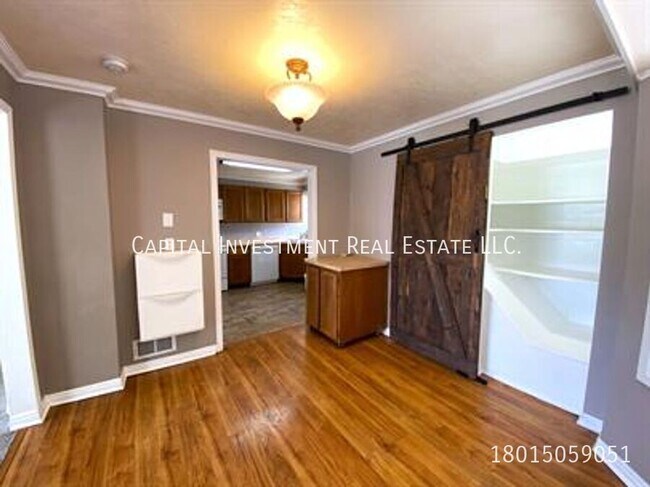 Building Photo - 236 400 S