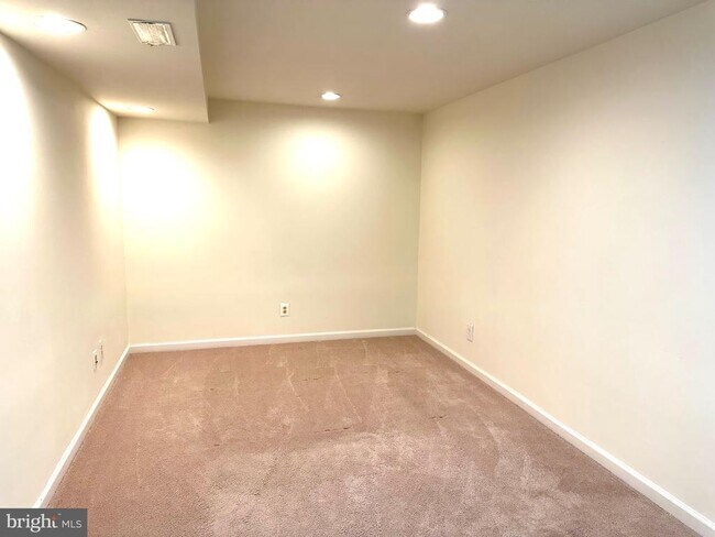 Building Photo - 5 Charen Ct