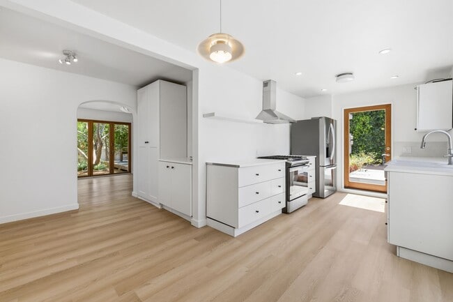 Building Photo - Amazing Del Rey House Available