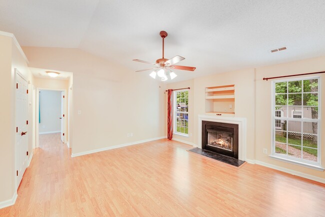 Building Photo - Comfort Meets Function in This 3BR/2BA Ced...