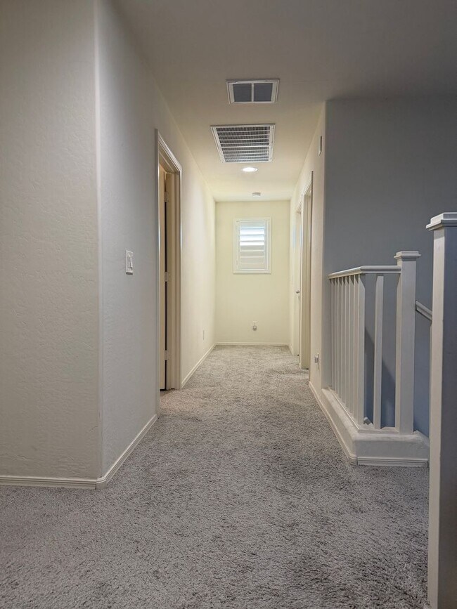 Building Photo - 3 bedroom 3 bath Home