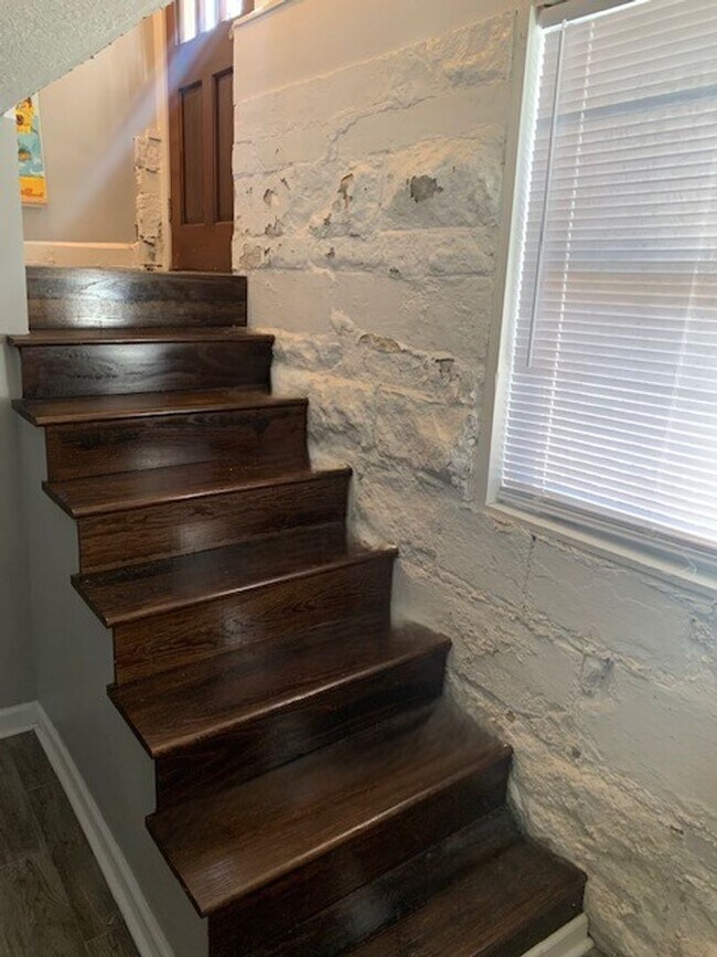 Building Photo - Beautiful 5 bedroom Home Located Near IU! ...