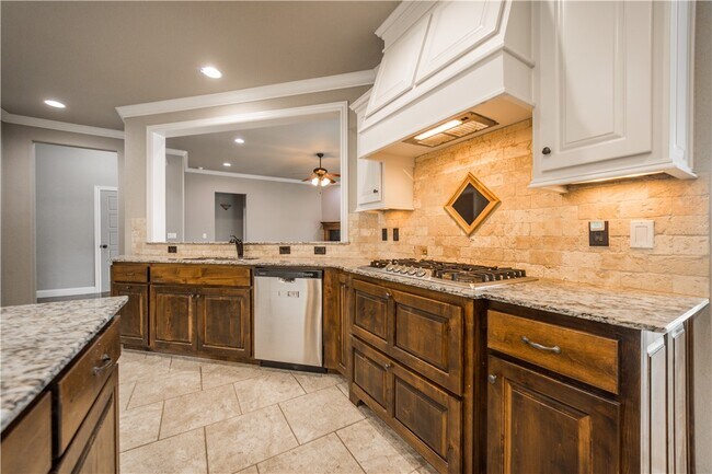 Building Photo - 6101 W Woodbine Dr