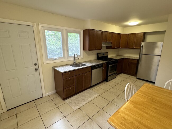 Building Photo - 3 bedrooms, 2.5 bathrooms