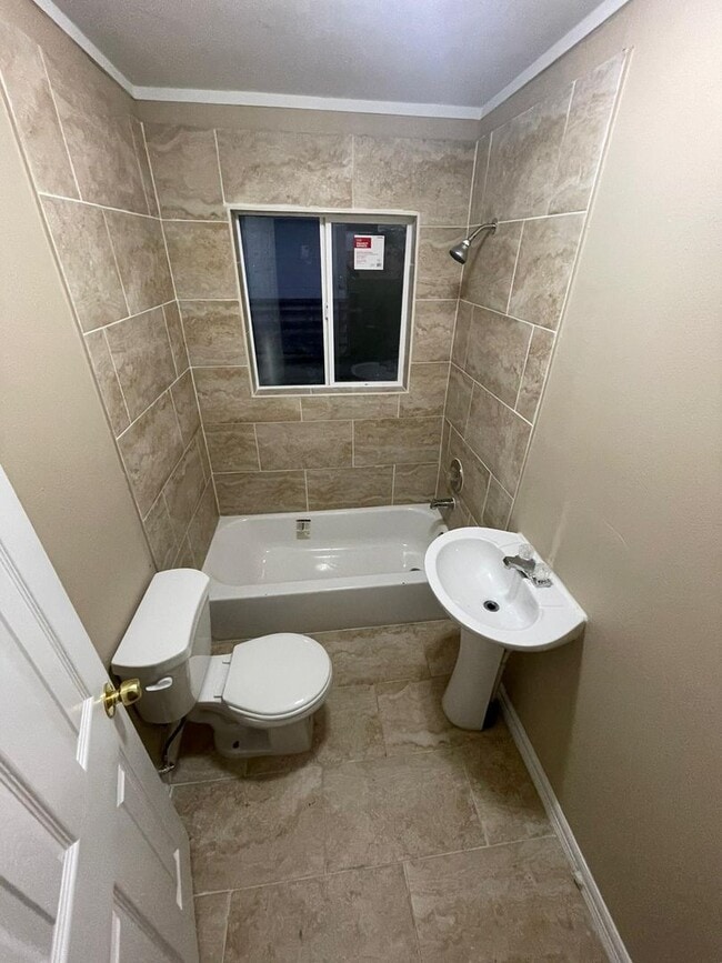 Building Photo - Your dream home awaits!