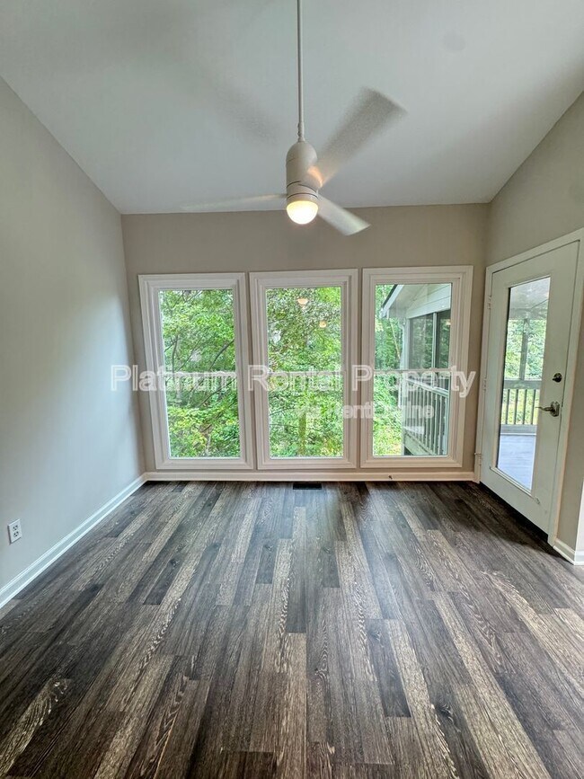 Building Photo - 3025 Lakeside Dr