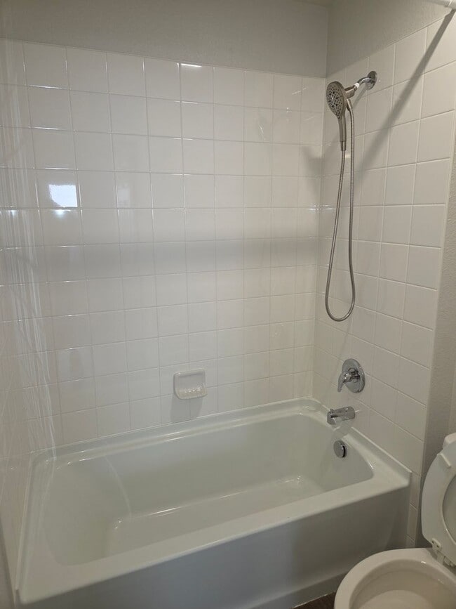 Building Photo - Modern Comfort in a Prime Location – 3 Bed...
