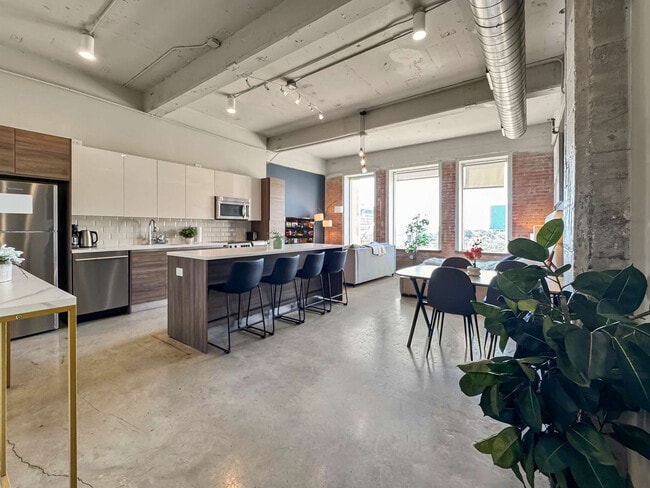 Building Photo - 555 Evergreen St