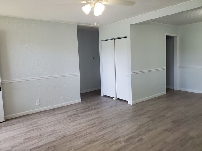Building Photo - Great 3BR, 1BTH, 1 car att gar, ranch styl...