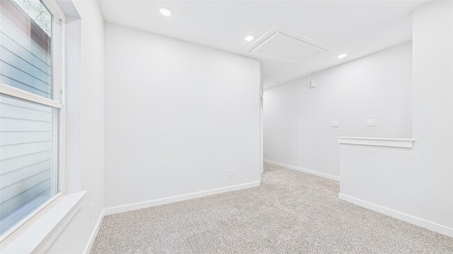 Building Photo - 5028 Creekmont Dr