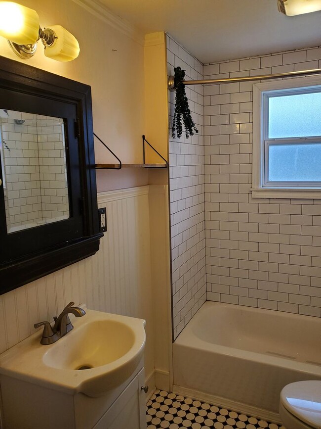 Building Photo - 4BR/2BA Audubon/Downriver Area Home