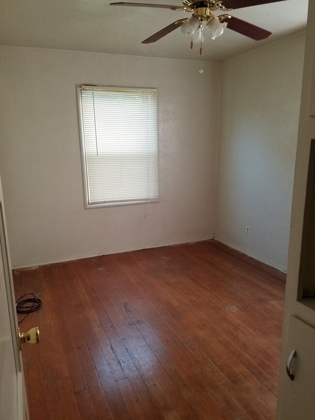 Building Photo - Escalon cute 2 bedroom duplex w/garage