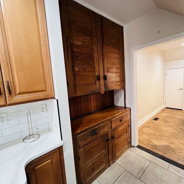 Building Photo - 619 S 42nd St