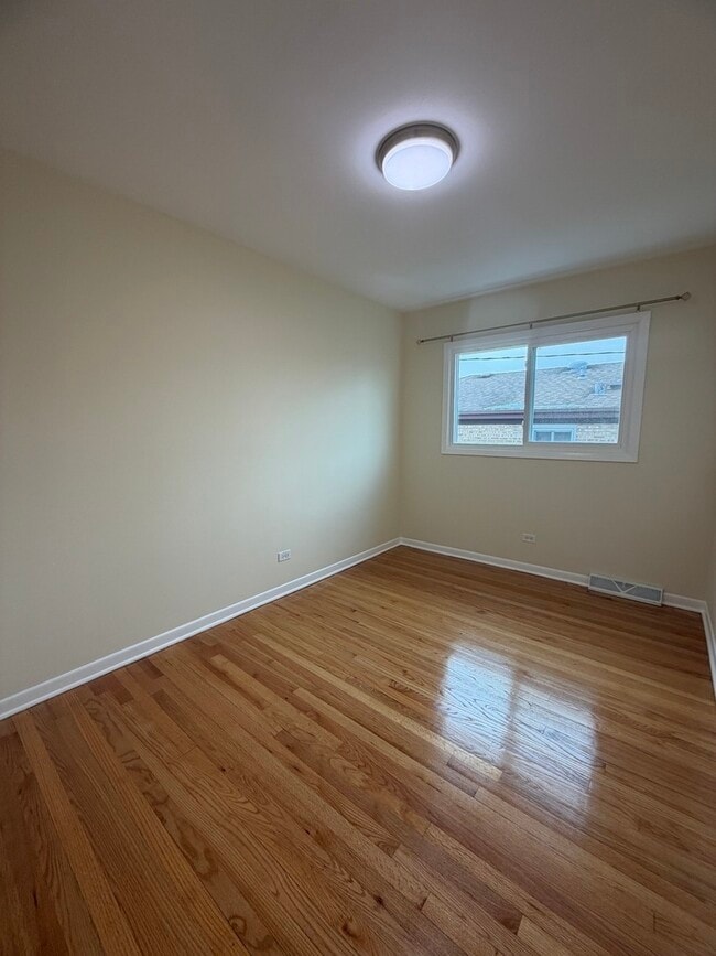 Building Photo - 3837 Emerson Dr