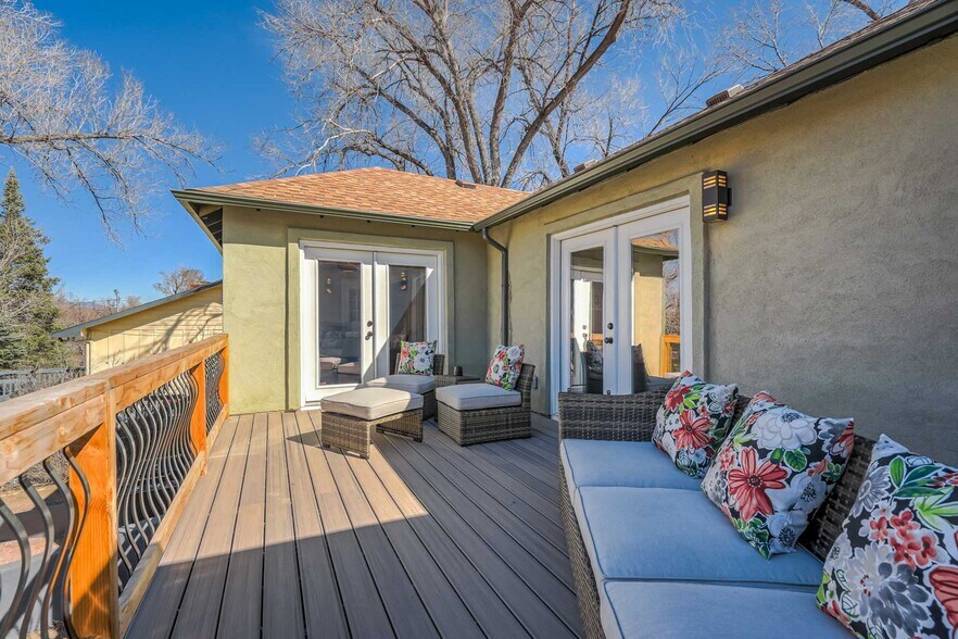 Private back deck - 2022 Woodburn St