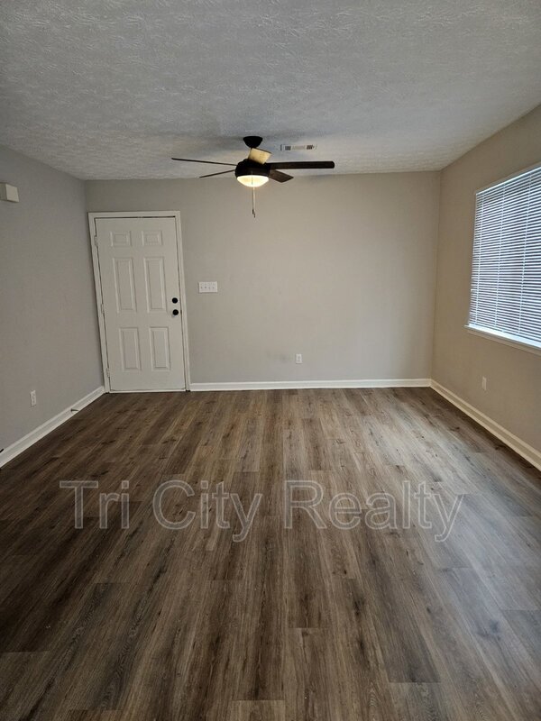 Building Photo - 135 Rose Ct