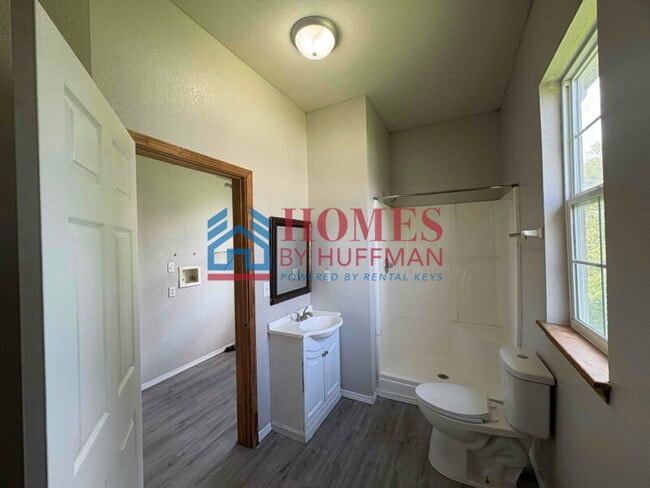 Building Photo - Two Bedroom House | Move in Ready