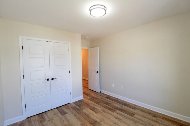 Building Photo - 3 level town home in popular Congers Creek...