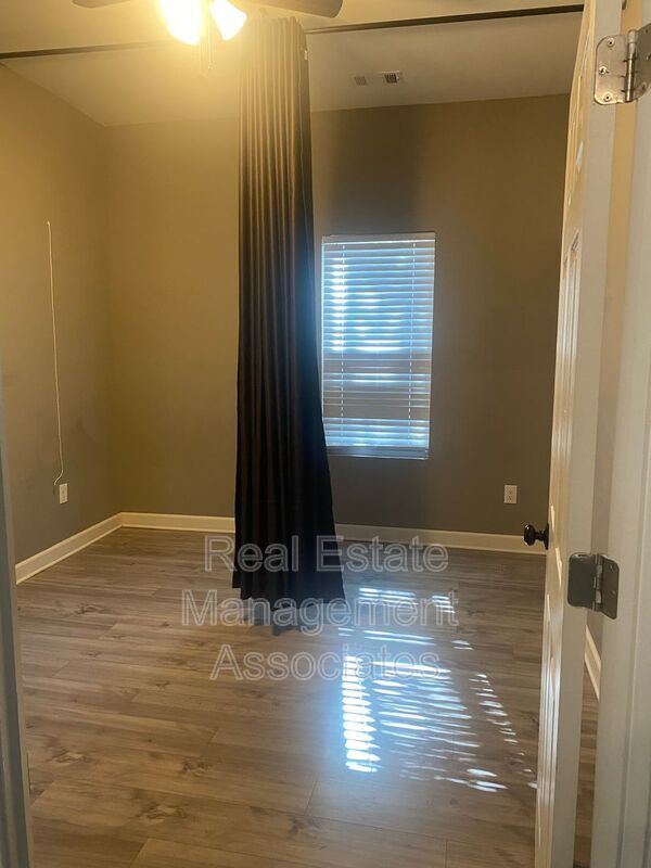 Building Photo - 609 N Hill St