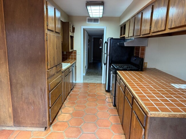 Building Photo - Nice 4 br, 1.75 ba, 2 living areas, 2 car ...