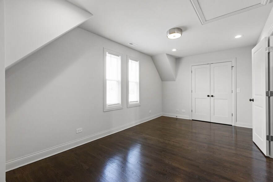 Building Photo - 3124 N California Ave