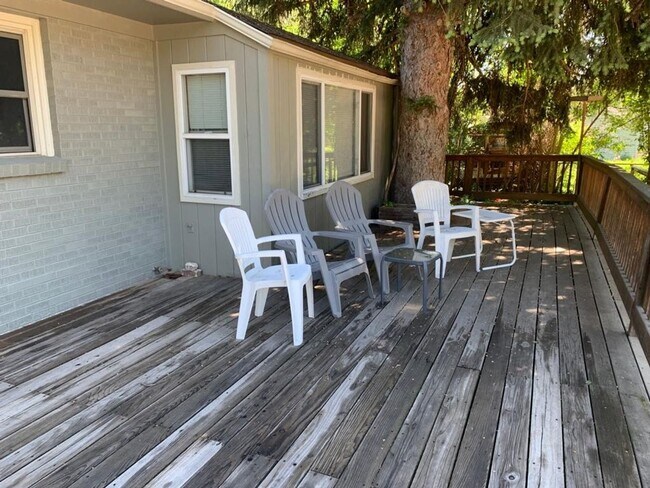 Building Photo - 910 Bungalow Ct