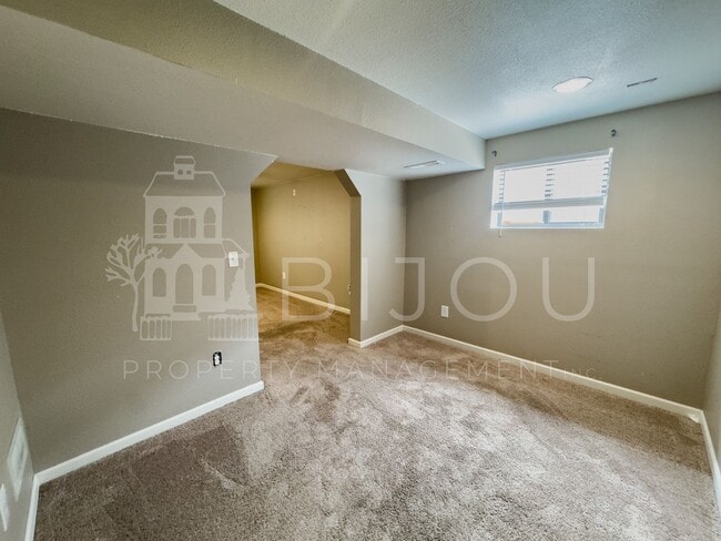Building Photo - Conveniently Located Tri-Level