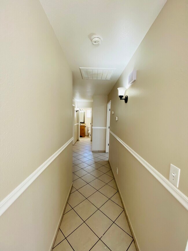 Building Photo - 2095 W Merritt Ave